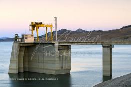 Image du Maroc Professionnelle de  Barrage Al Wahda deuxième plus grand barrage d'Afrique après Le haut barrage d'Assouan d'Egypte, but de l'ouvrage production d'électricité, irrigation et protection contre les crues, Jeudi 8 septembre 2005. (Photo / Abdeljalil Bounhar) 